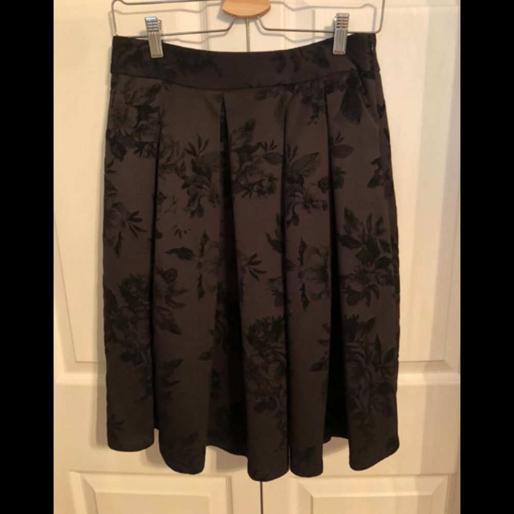FAITH AND JOY black (velour) floral skirt